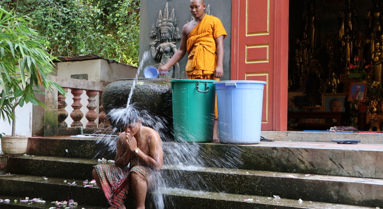 cambodian-traditional-water-blessing-by-monk-es-3