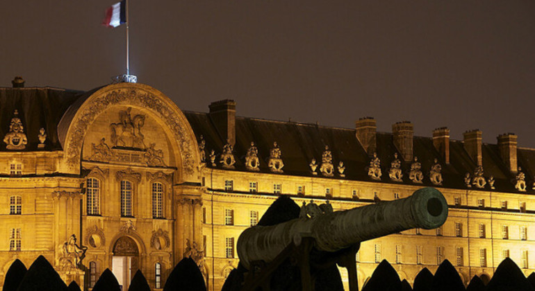 free night walking tour paris