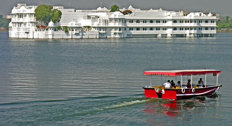 Udaipur Full-Day Private Tour & Lake Pichola Boat Ride