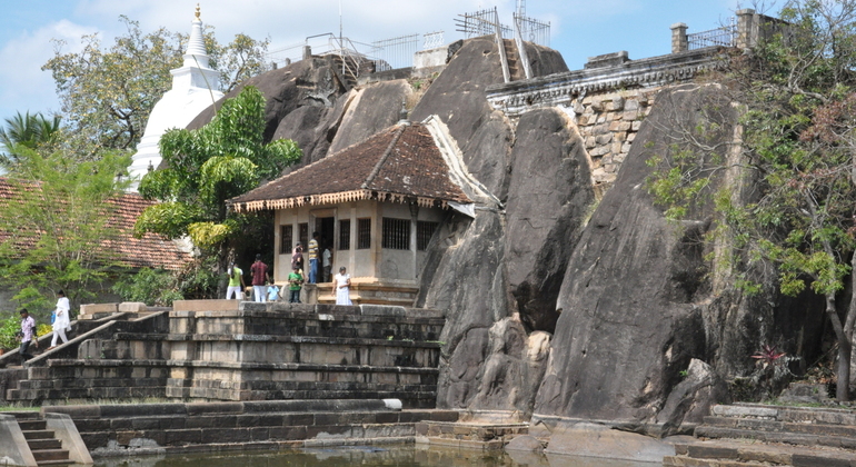 the-ancient-city-of-anuradhapura-cycling-tour-en-3