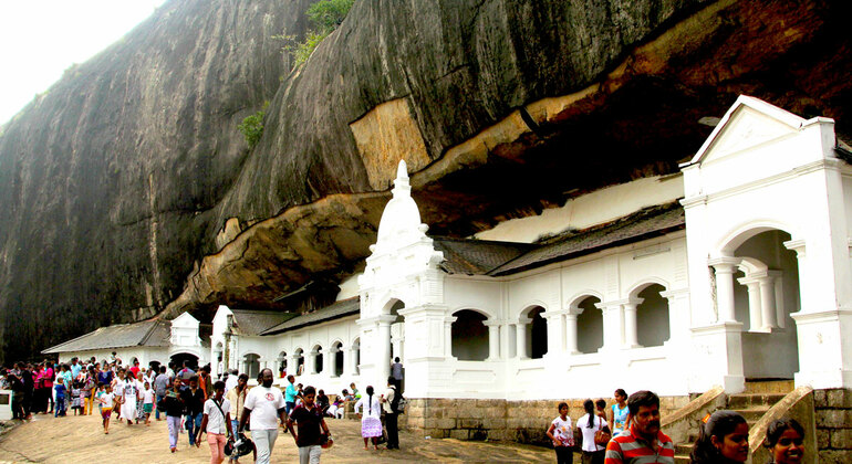 Pidurangala Rock & Dambulla Golden Temple Day Tour - Kandy | FREETOUR.com