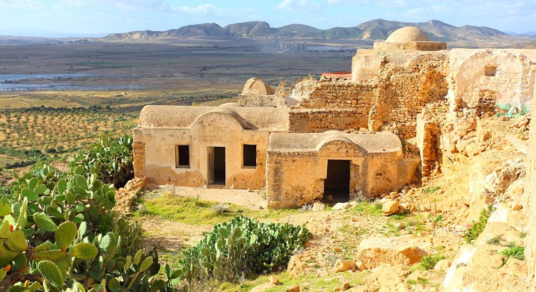 Aventura en los Pueblos Bereberes: Takrouna y Zriba