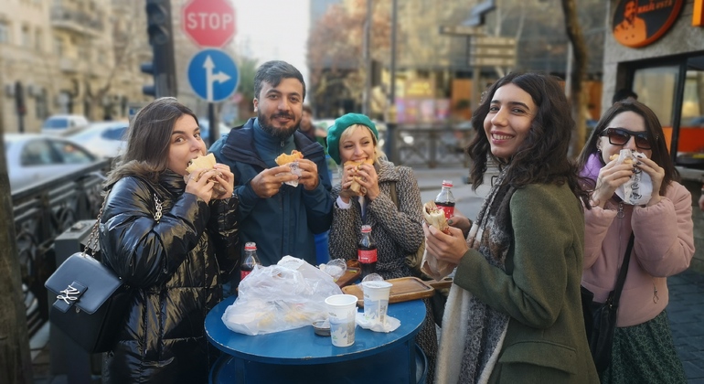 Bakú: Degustación de cocina tradicional, comida callejera, vino, té y dulces