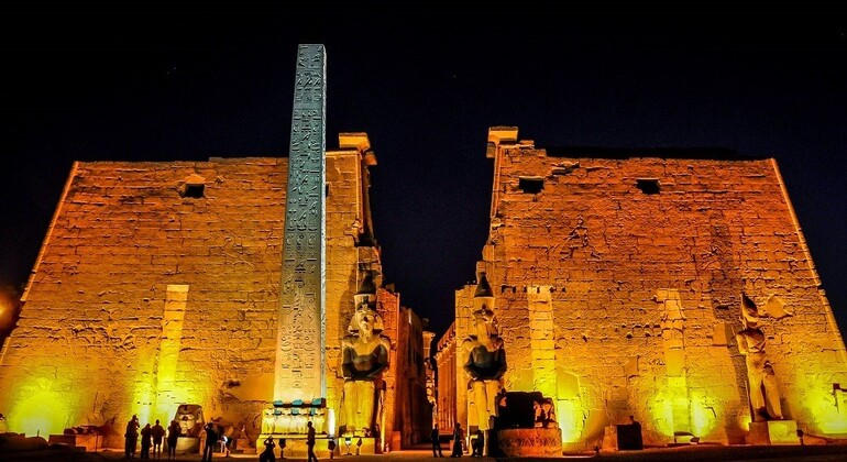 Espectáculo de som e luz no Templo de Karnak em Luxor Egito — #1