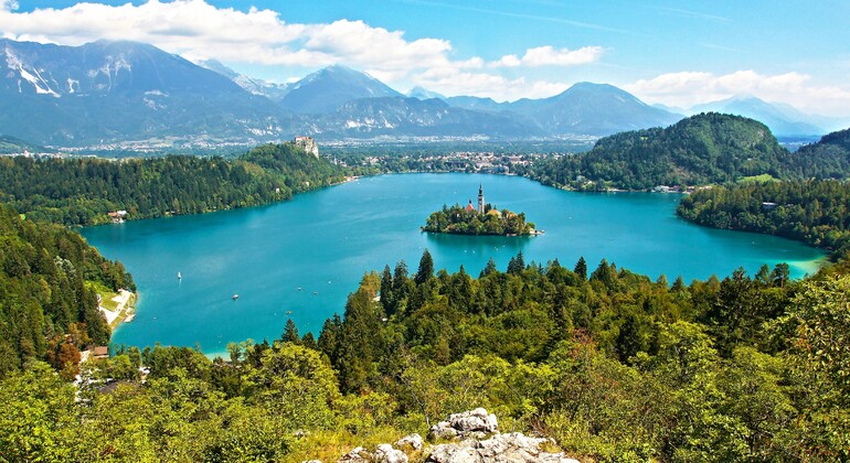 enjoy-the-boat-ride-on-lake-bled-castle-en-1