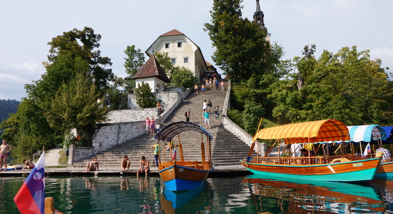 enjoy-the-boat-ride-on-lake-bled-castle-en-2