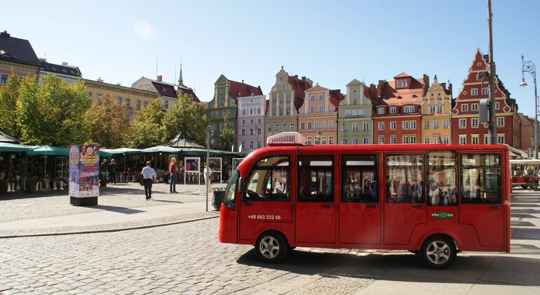 Wroclaw, Wroclaw, Polonia. 5 ottobre 2023. I primi autobus del marchio  ungherese ''Ikarus'' sono apparsi per le strade di WrocÅ‚aw 42 anni fa. Il  5 ottobre 2023, una delle copie appartenenti al