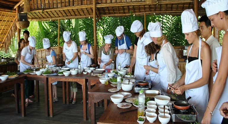 small-group-private-cooking-class-in-hoi-an-basket-boat-tour-en-3