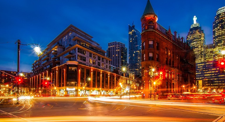 walking-downtown-toronto-en-1