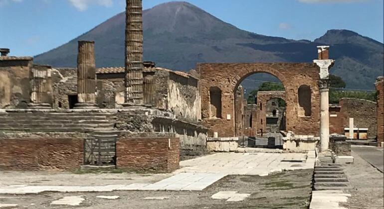 exploring-pompeii-its-ruins-en-5