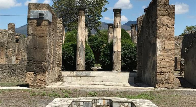 exploring-pompeii-its-ruins-en-8