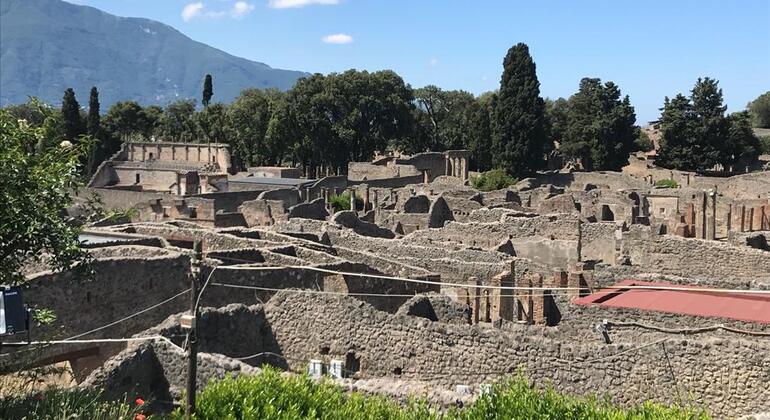 exploring-pompeii-its-ruins-en-10