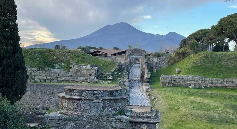 exploring-pompeii-its-ruins-en-4