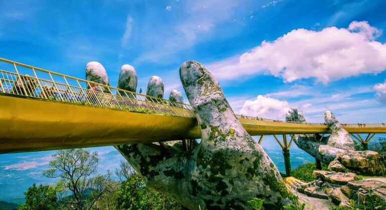 Colinas de Ba Na y Puente de Oro por la tarde