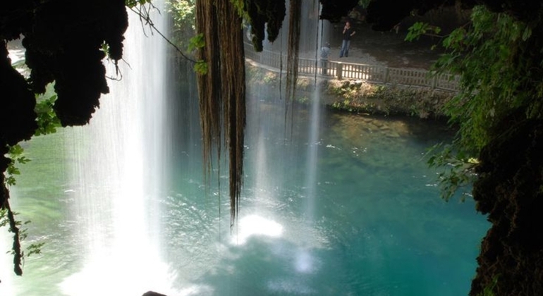 Visita privada à gruta de S. Paulo e a 2 cascatas
