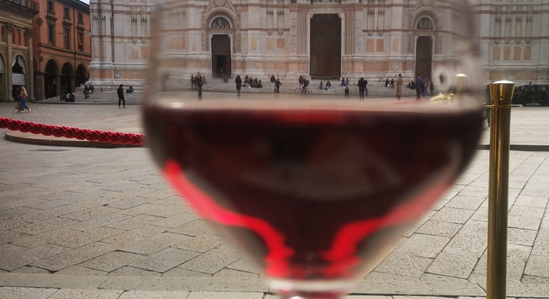 two-hours-wine-walking-tour-in-the-centre-of-bologna-es-3