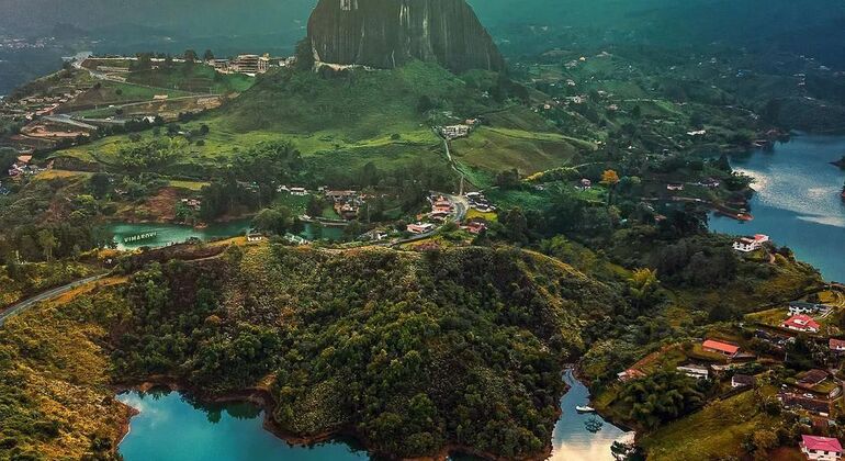 Tour a Guatapé y el Peñol en un Día