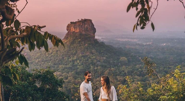 Excursión de un día a la Roca del León de Sigiriya y al Templo de la Roca Dorada de Dambulla