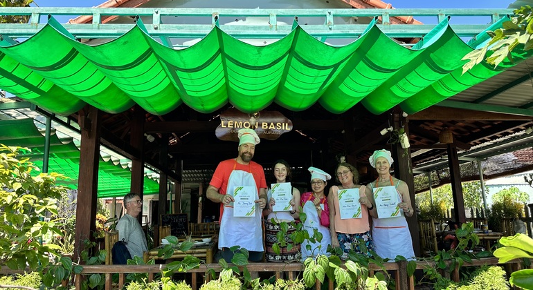 Bicicleta y clase de cocina en una granja de verduras