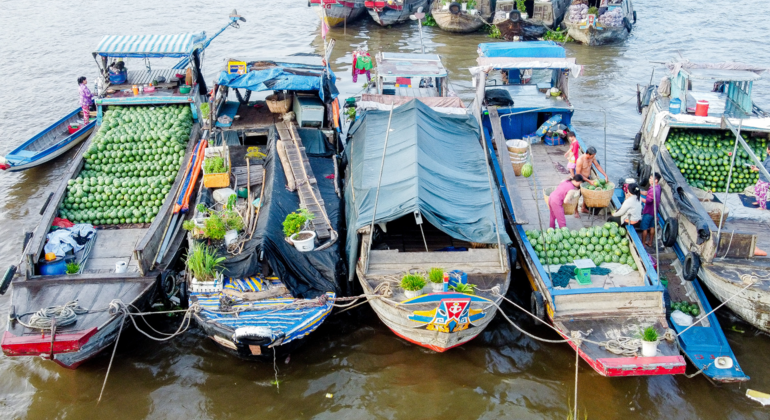 tan-lap-floating-village-in-long-an-one-day-mekong-delta-tour-es-10