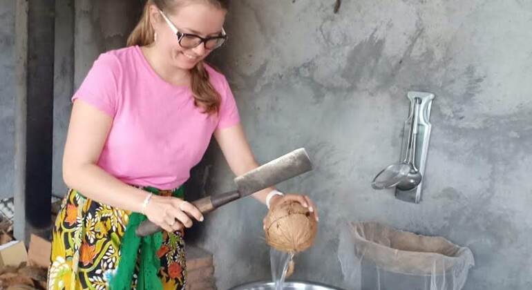 make-traditional-bali-coconut-oil-with-a-balinese-family-es-1