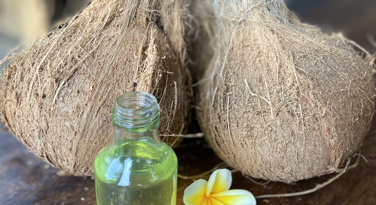 make-traditional-bali-coconut-oil-with-a-balinese-family-es-4