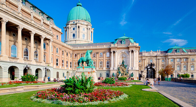 Visita gratuita del Castello di Buda Fornito da Paseando por Europa S.L