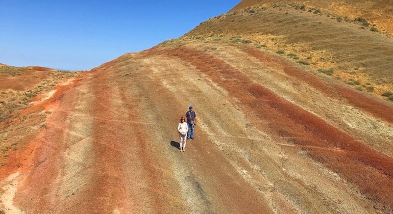 private-tour-to-rainbow-mountains-david-gareja-monastery-es-1