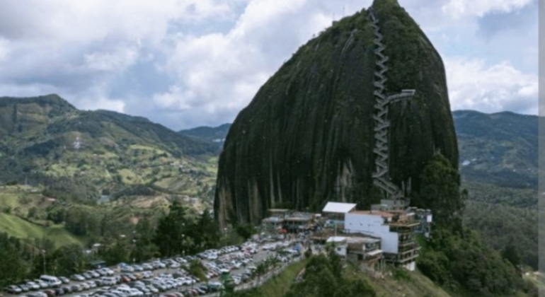 tour-a-guatape-piedra-del-penon-en-7