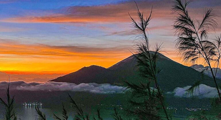 bali-sunrise-trekking-at-mount-batur-volcano-es-1