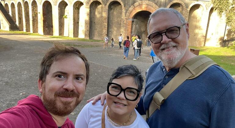 pompeii-ruins-outside-archeological-park-acient-meal-acient-dress-es-2