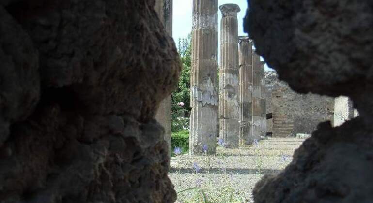 pompeii-ruins-outside-archeological-park-acient-meal-acient-dress-es-3