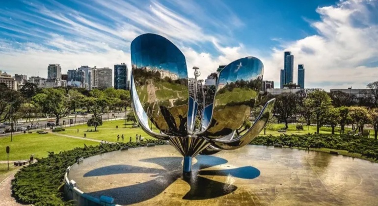 Recoleta Tour, Neighborhood with Parisian Style