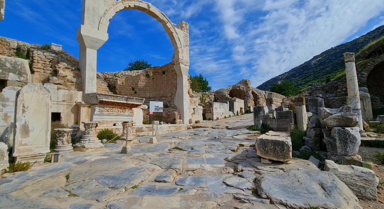 tour-of-the-ancient-city-of-ephesus-ephesus-museum-es-8