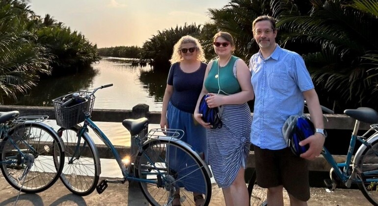 Passeio de bicicleta ao pôr do sol em Hoi An Organizado por Local Impressions 