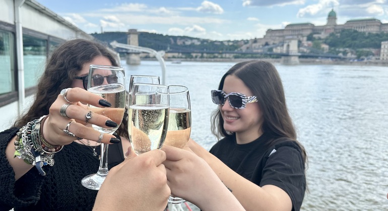 Sommerliche Kreuzfahrt bei Tageslicht mit Cocktails Ungarn — #1