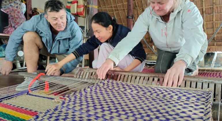 Explore un pueblo de artesanía tradicional en Hoi An en scooter