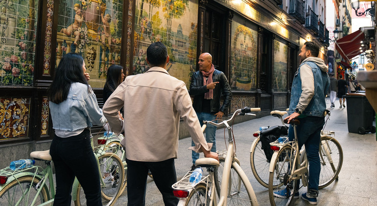 Madrid: Passeio noturno guiado de bicicleta Organizado por BiziTour