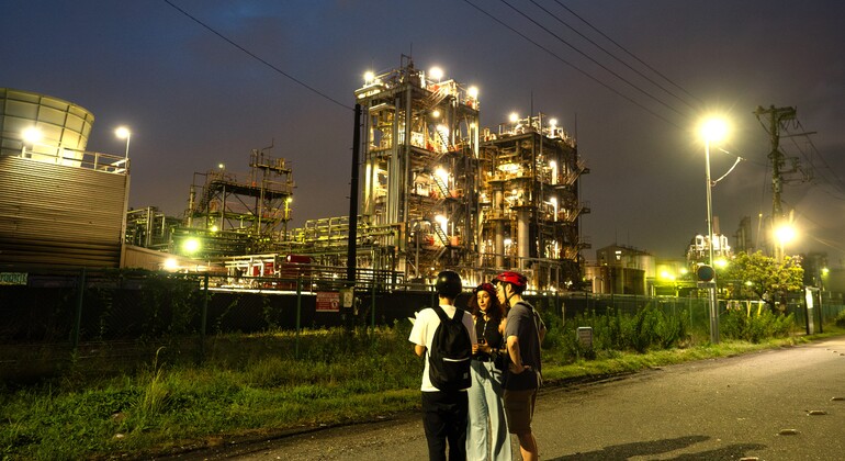 Viaggio notturno in bicicletta nella zona industriale di Keihin, Japan