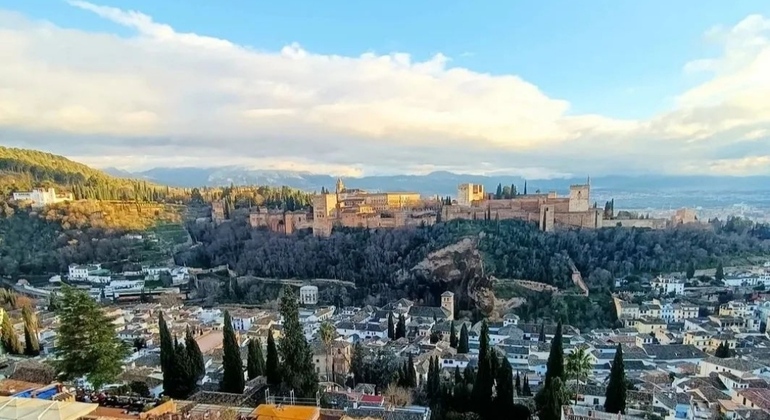 Conoce los Barrios con más Encanto de Granada Operado por Cristina Segura