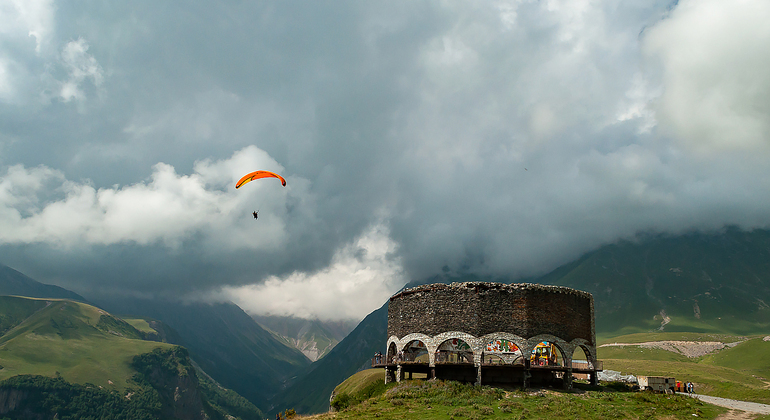 Majestad de la montaña: Escapada a Kazbegi, Gudauri y Ananuri Georgia — #1