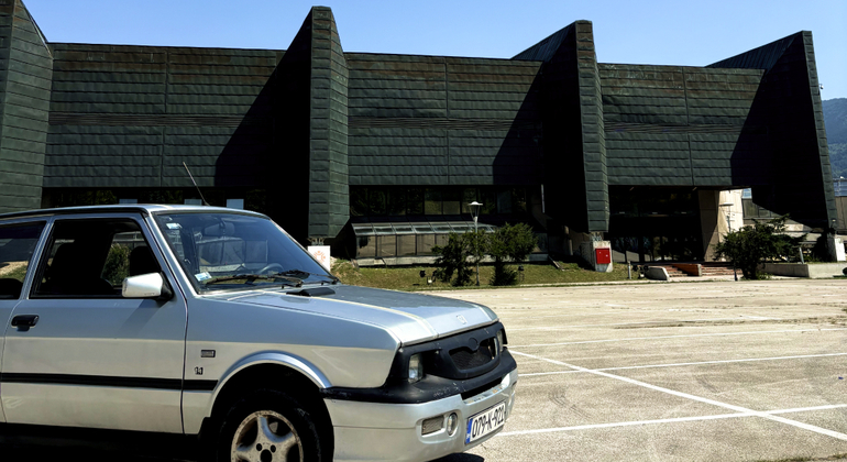 explore-socialist-sarajevo-driving-in-a-vintage-car-es-1