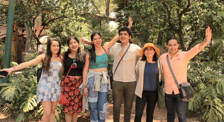 Tour de arte de rua em Coyoacán com uma saborosa degustação de frutas Organizado por ANDARES Free Walking Tour