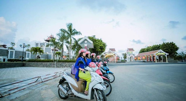 Da Nang de Noche y Crucero por el Río Han en Moto con Jinetes de Ao Dai