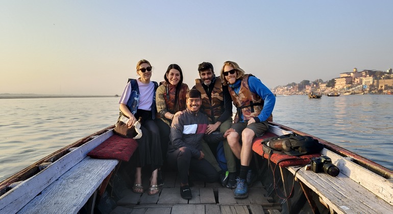 Passeio de barco ao nascer do sol em Varanasi Organizado por Badal Pandey