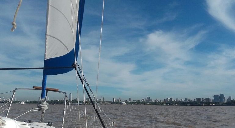 Naviguer sur le fleuve le plus large du monde à bord d'un voilier Fournie par Jorge