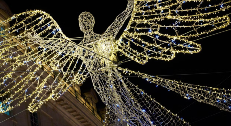 Discover Christmas in London Provided by Bandera Morada