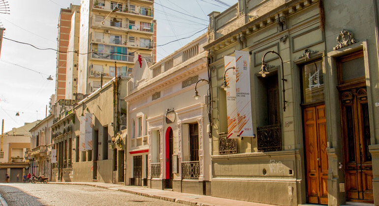 San Telmo: Un Recorrido por la Historia y la Vida Local Operado por Nuria