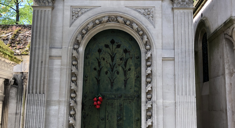 Pere Lachaise: Un Viaje entre Historia y Eternidad Operado por Red Cyclotours