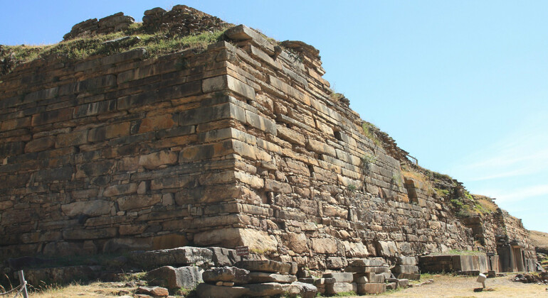 chavin-ruins-the-pre-inca-citadel-lake-querococha-en-1